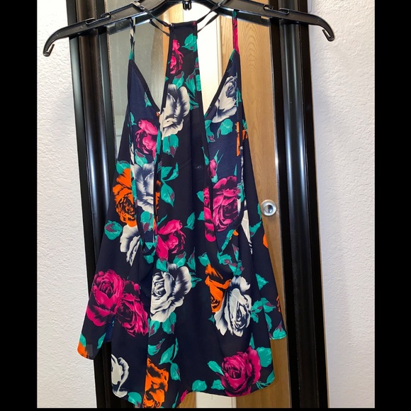 Pretty floral top - Picture 2 of 3